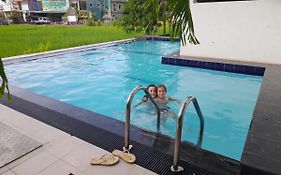 Traveller'S Home Hotel